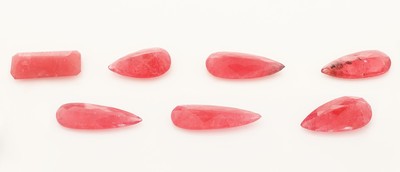 27066670a - Lot 7 lose Rhodonite, zus. ca. 15.04 ct, 6 x facett. Tropfen in versch. Größen, 1 x ...