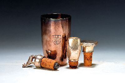 Image 3 Flaschenkorken, Set aus 6 Serviettenringen und ein Becher, deutsch, um 1900, ...