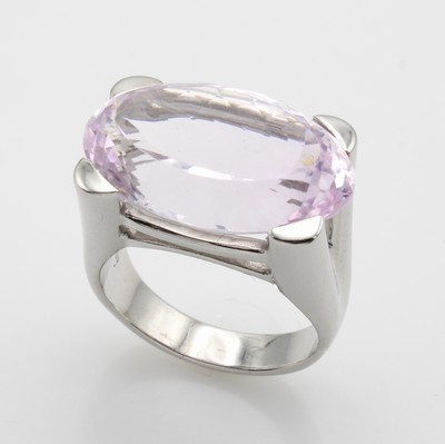 27066688a - Ring mit Kunzit, WG 585/000, ovaler Kunzit in breiter Krappenfassung ca. 16.75 ct, Ring- ...