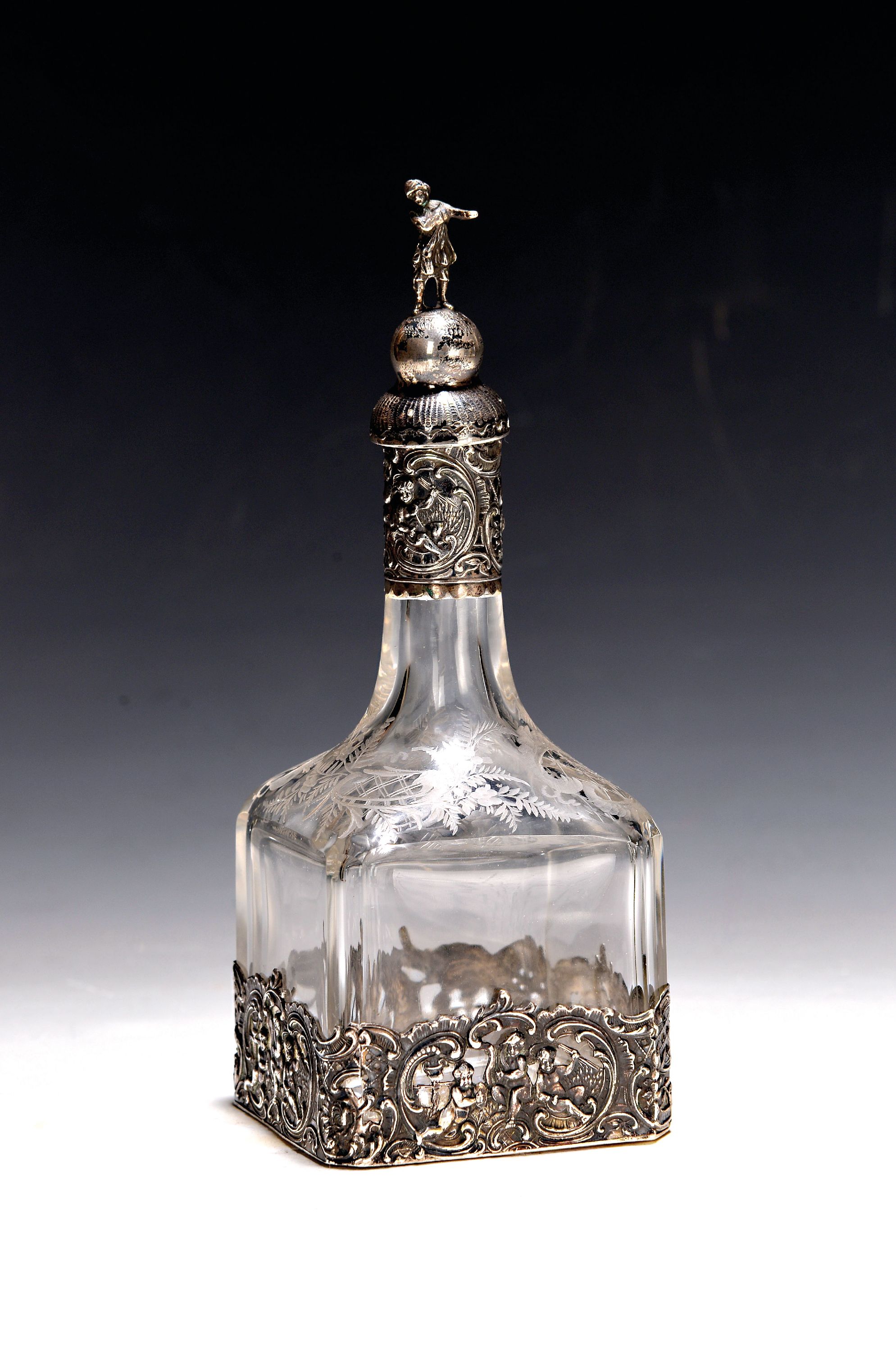Karaffe mit Silbermontur, deutsch, um 1900, kubischer Glaskorpus mit geätztem Floraldekor, Silbermontur mit Puttenrelief in Rokokomanier, Stopfen ...