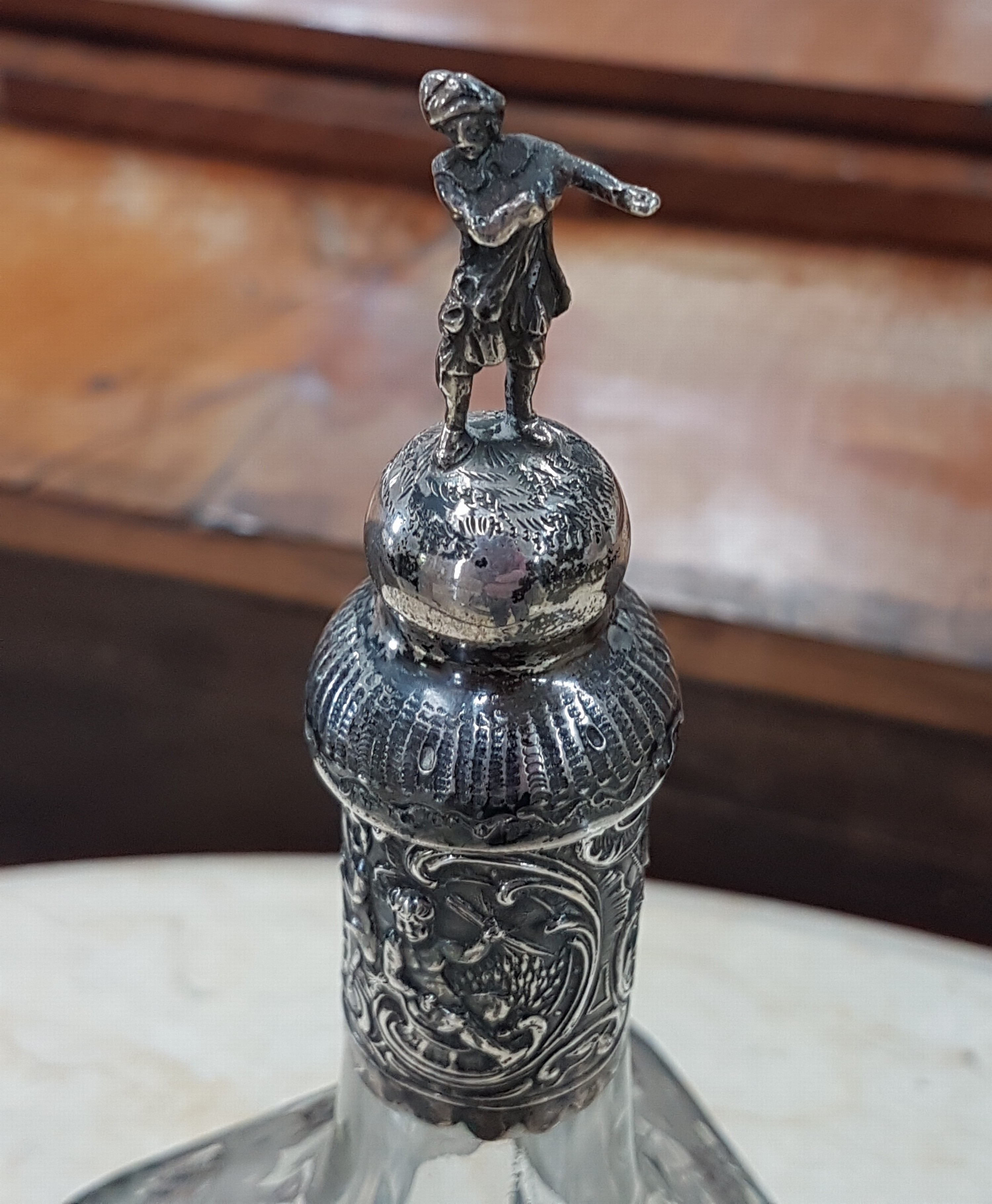 Detail b: Karaffe mit Silbermontur, deutsch, um 1900, kubischer Glaskorpus mit geätztem Floraldekor, Silbermontur mit Puttenrelief in Rokokomanier, Stopfen ...
