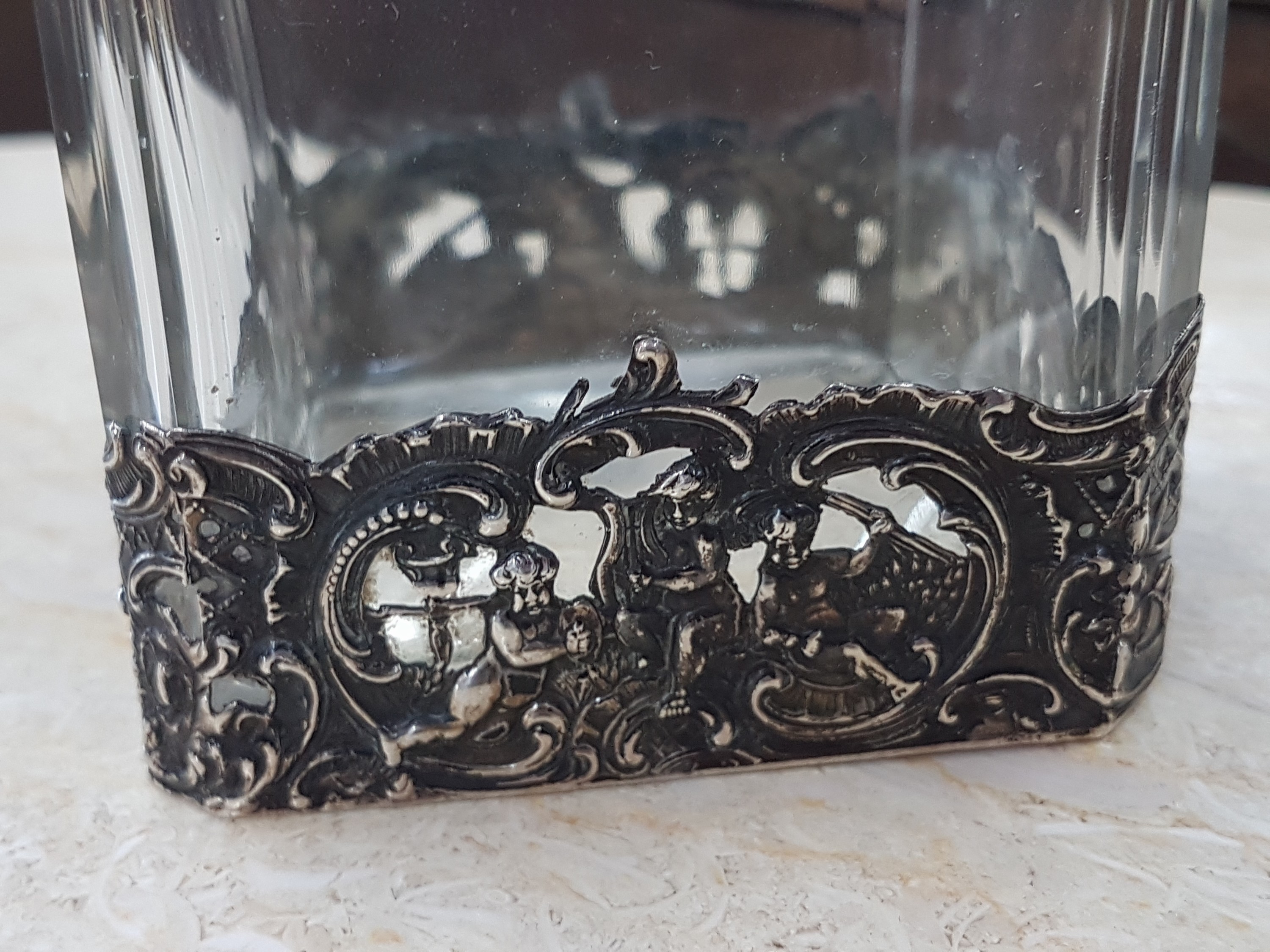 Detail c: Karaffe mit Silbermontur, deutsch, um 1900, kubischer Glaskorpus mit geätztem Floraldekor, Silbermontur mit Puttenrelief in Rokokomanier, Stopfen ...