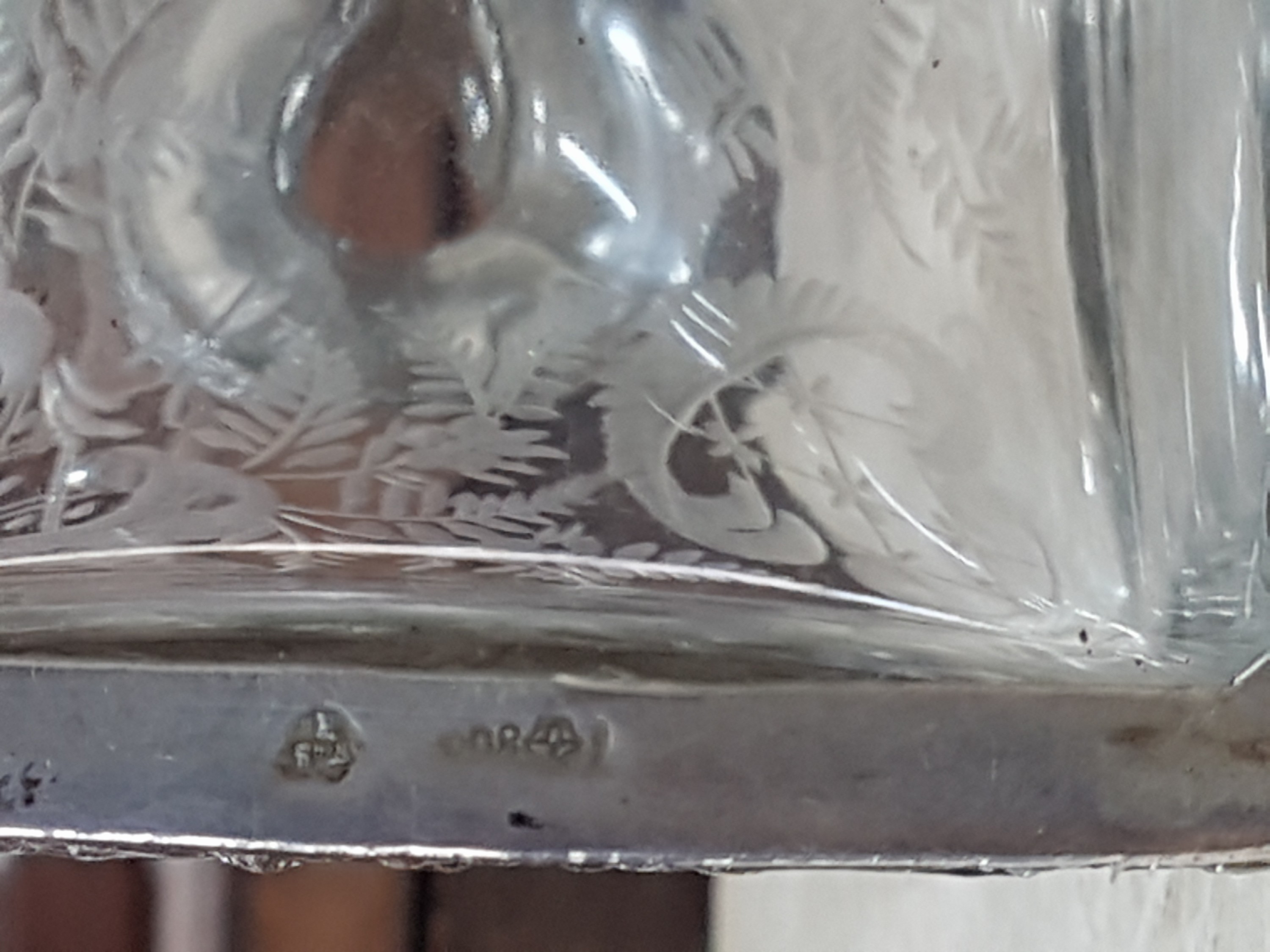 Detail h: Karaffe mit Silbermontur, deutsch, um 1900, kubischer Glaskorpus mit geätztem Floraldekor, Silbermontur mit Puttenrelief in Rokokomanier, Stopfen ...