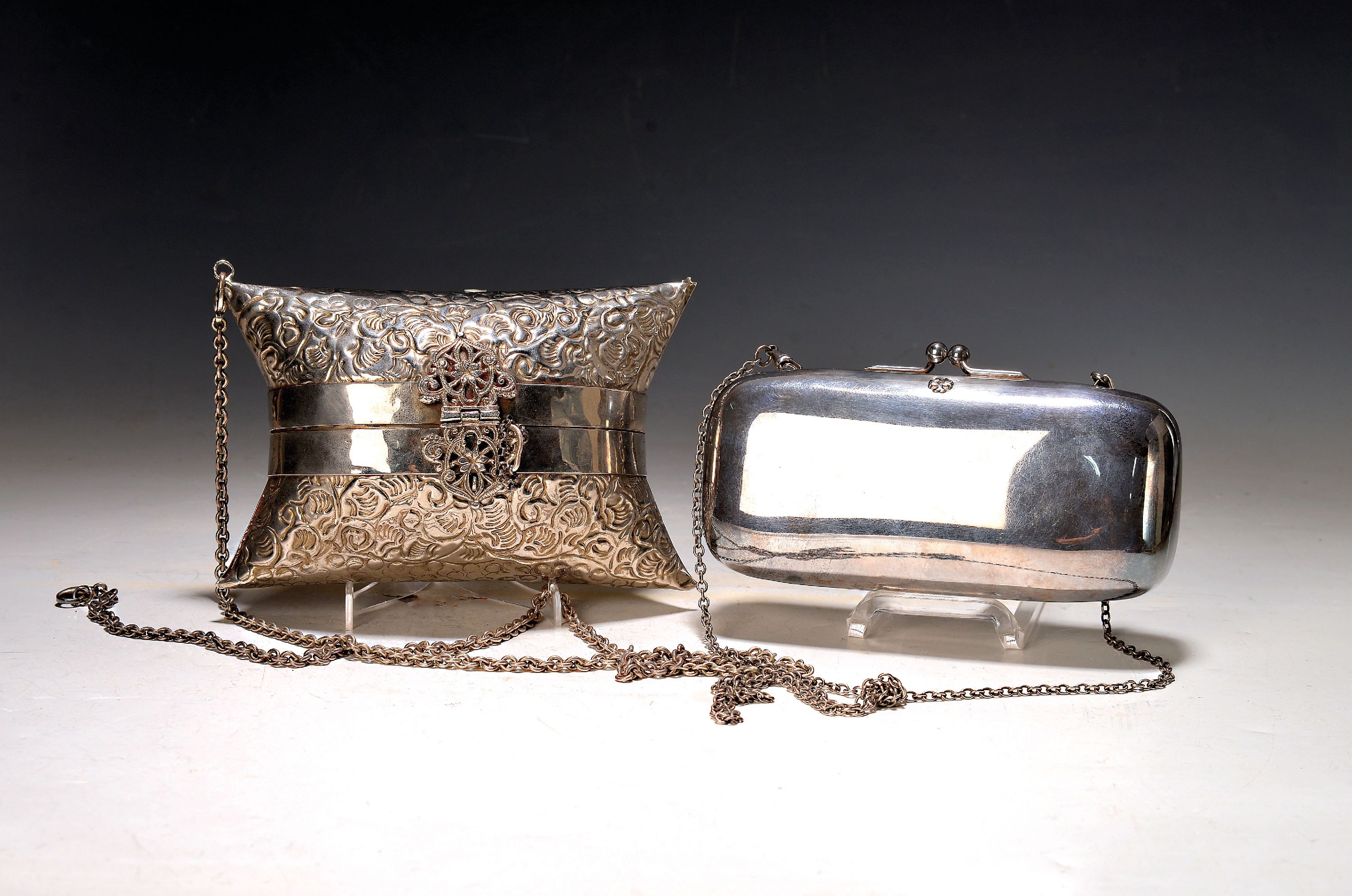 2 Damenhandtaschen, Anfang 20.Jh., Metall versilbert, 1x kissenfrömig (Öse gelöst), Alterssp.