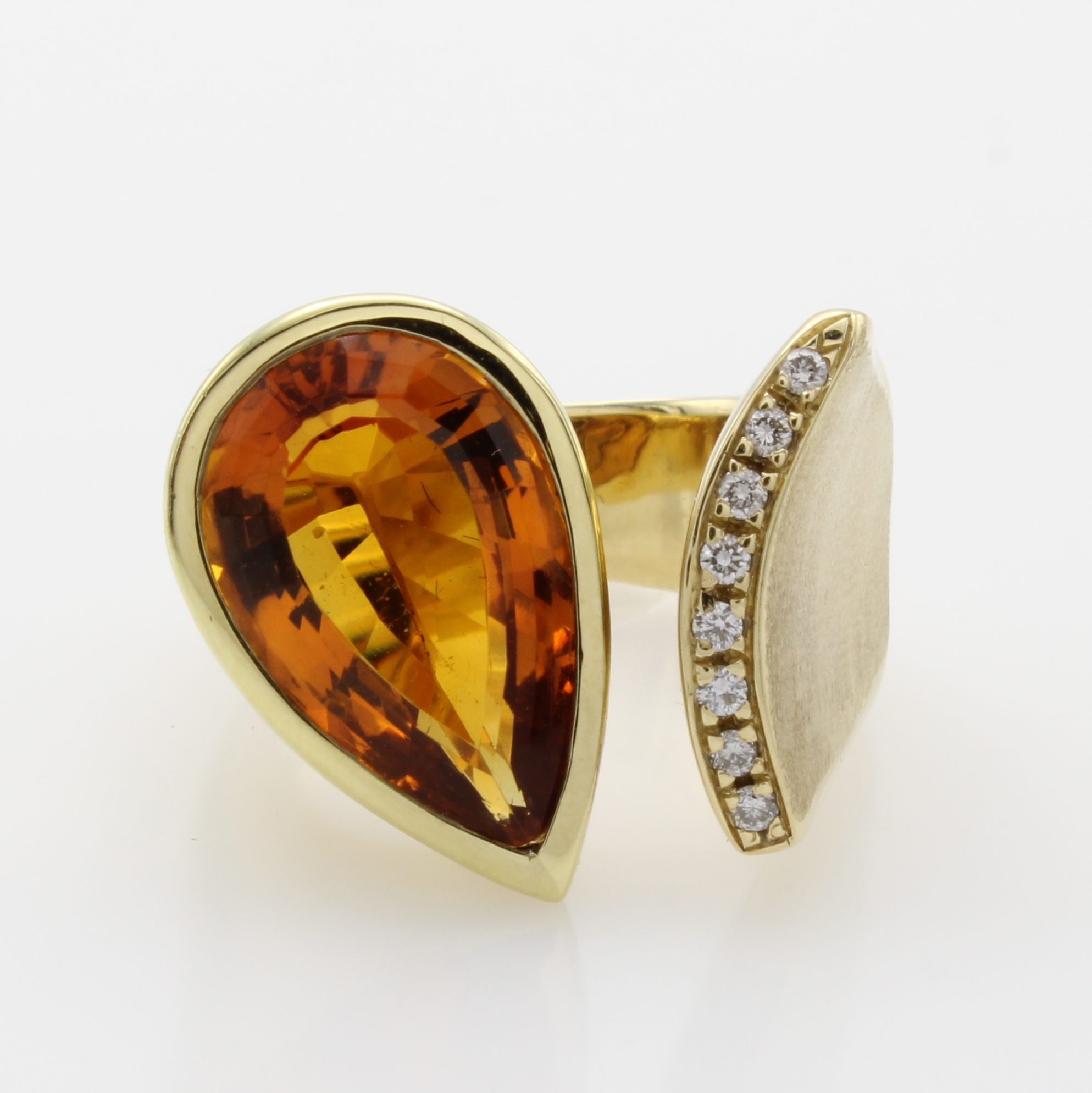Image 27066716 - Ring mit Citrin und Brillanten, GG 585/000, z.T. matt., Citrintropfen ca. 5.25 ct, ...