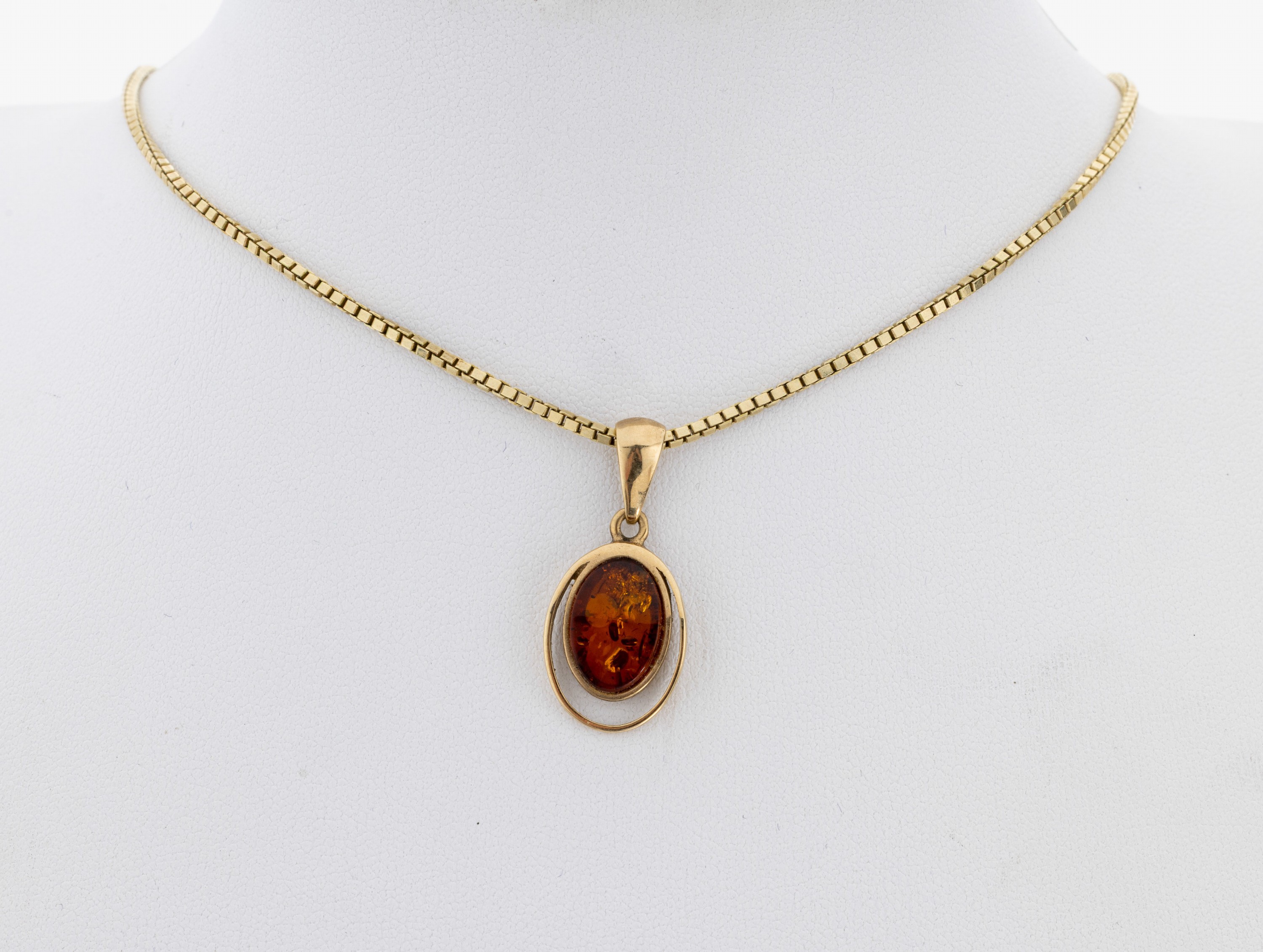 Image 27066726 - 9 kt Gold Bernstein-Anhänger, GG 375/000, an Kette, GG 585/000, L. ca. 49 cm, ...