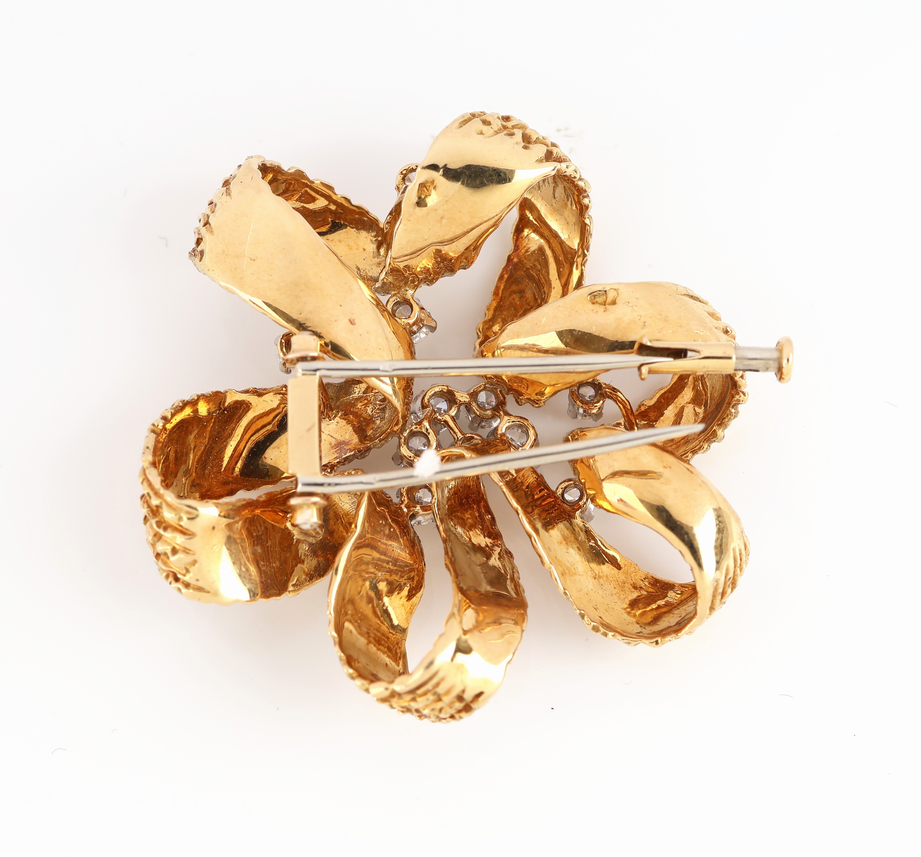 Detail b: 18 kt Gold Brillant-Brosche, wohl Frankreich 1960er Jahre, GG/WG 750/000 gepr., schwere qualitätvolle Verarbeitung, Oberfläche strukturiert, 12 in ...