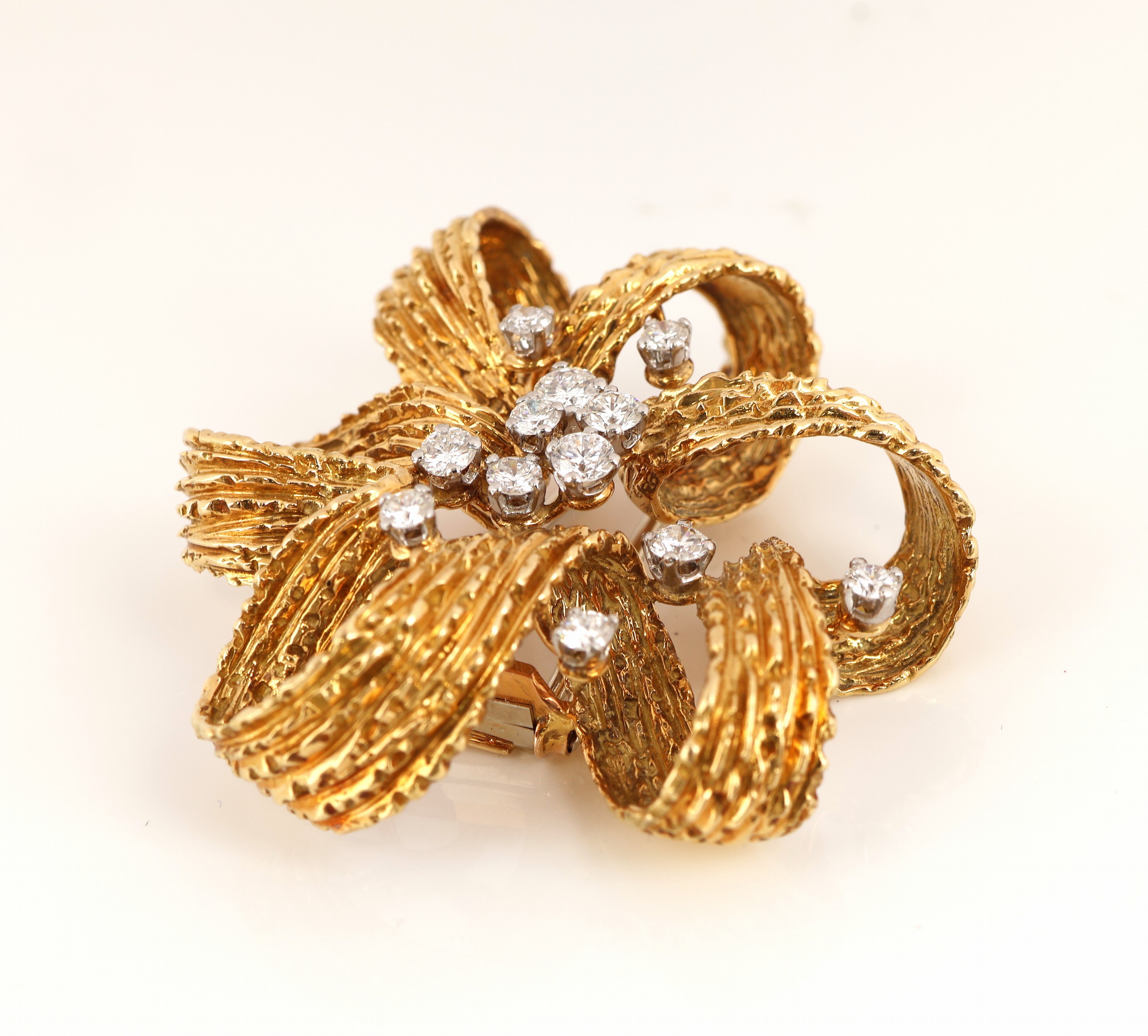 Detail c: 18 kt Gold Brillant-Brosche, wohl Frankreich 1960er Jahre, GG/WG 750/000 gepr., schwere qualitätvolle Verarbeitung, Oberfläche strukturiert, 12 in ...