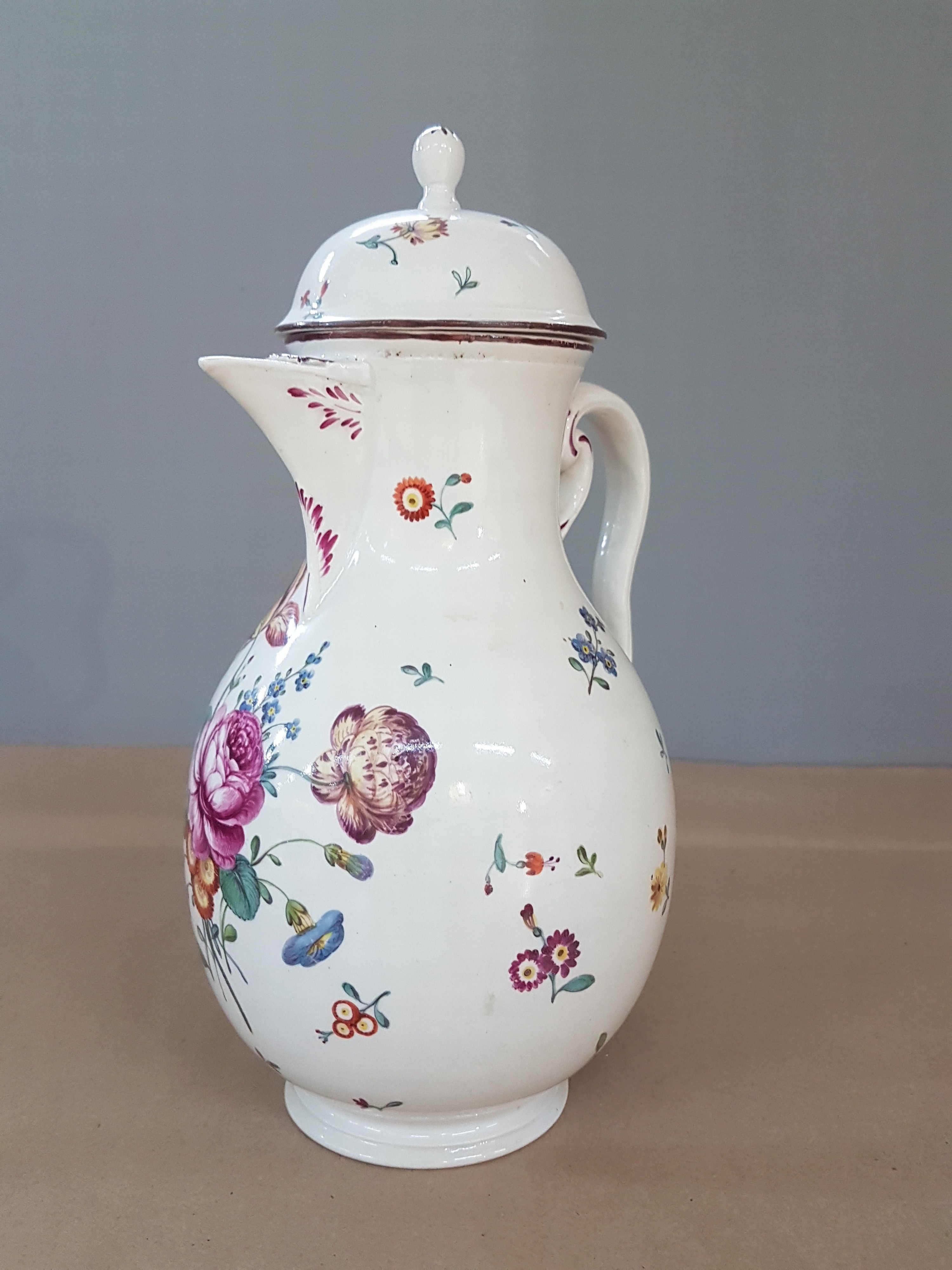 Detail a: Kleine Kaffeekanne, Frankenthal, um 1765, Porzellan, rotbrauner Rand, polychrom bemalt mit Blumen, restauriert, unterglasurblaue CT-Marke mit Kurhut, ...