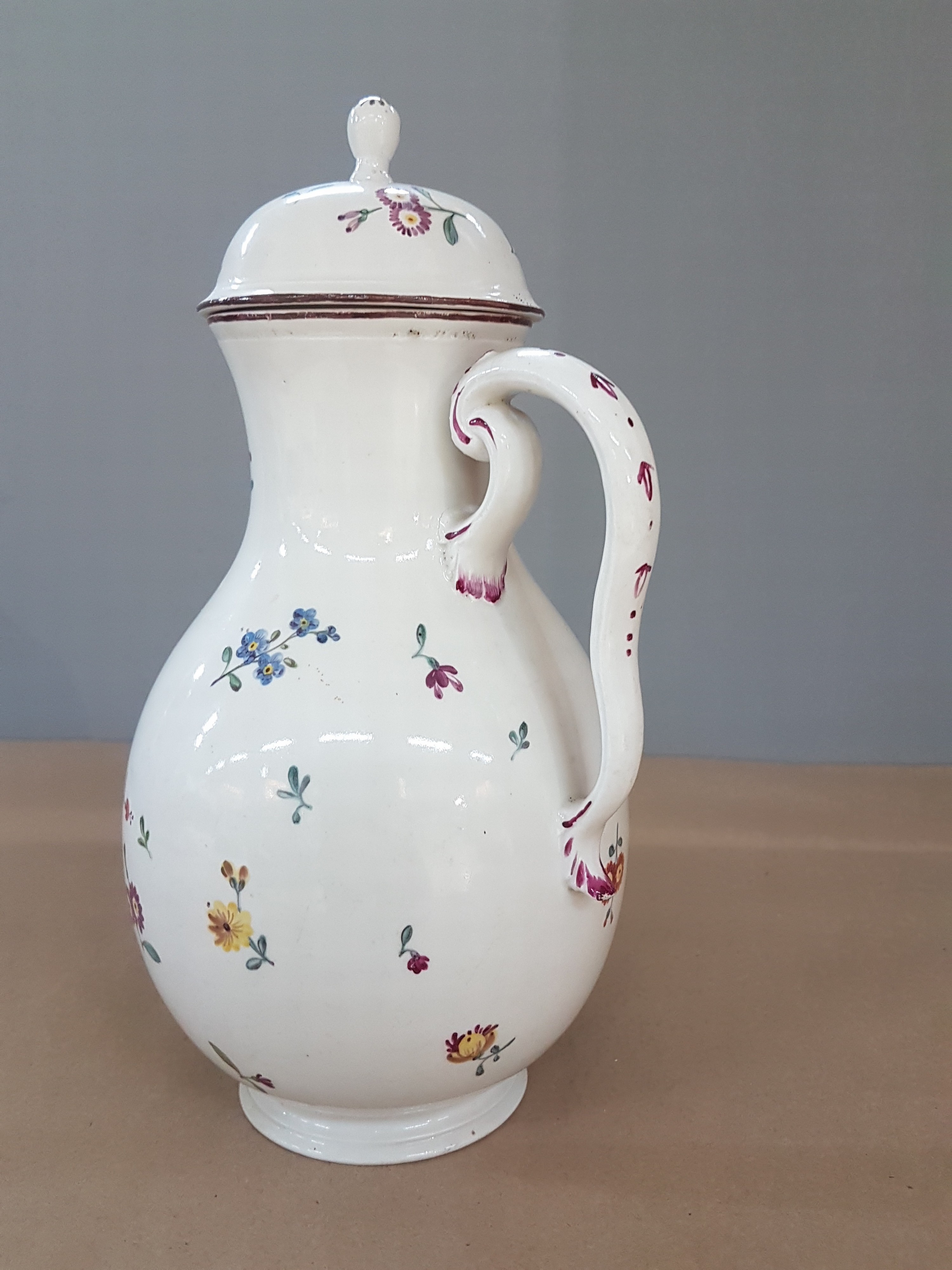 Detail b: Kleine Kaffeekanne, Frankenthal, um 1765, Porzellan, rotbrauner Rand, polychrom bemalt mit Blumen, restauriert, unterglasurblaue CT-Marke mit Kurhut, ...