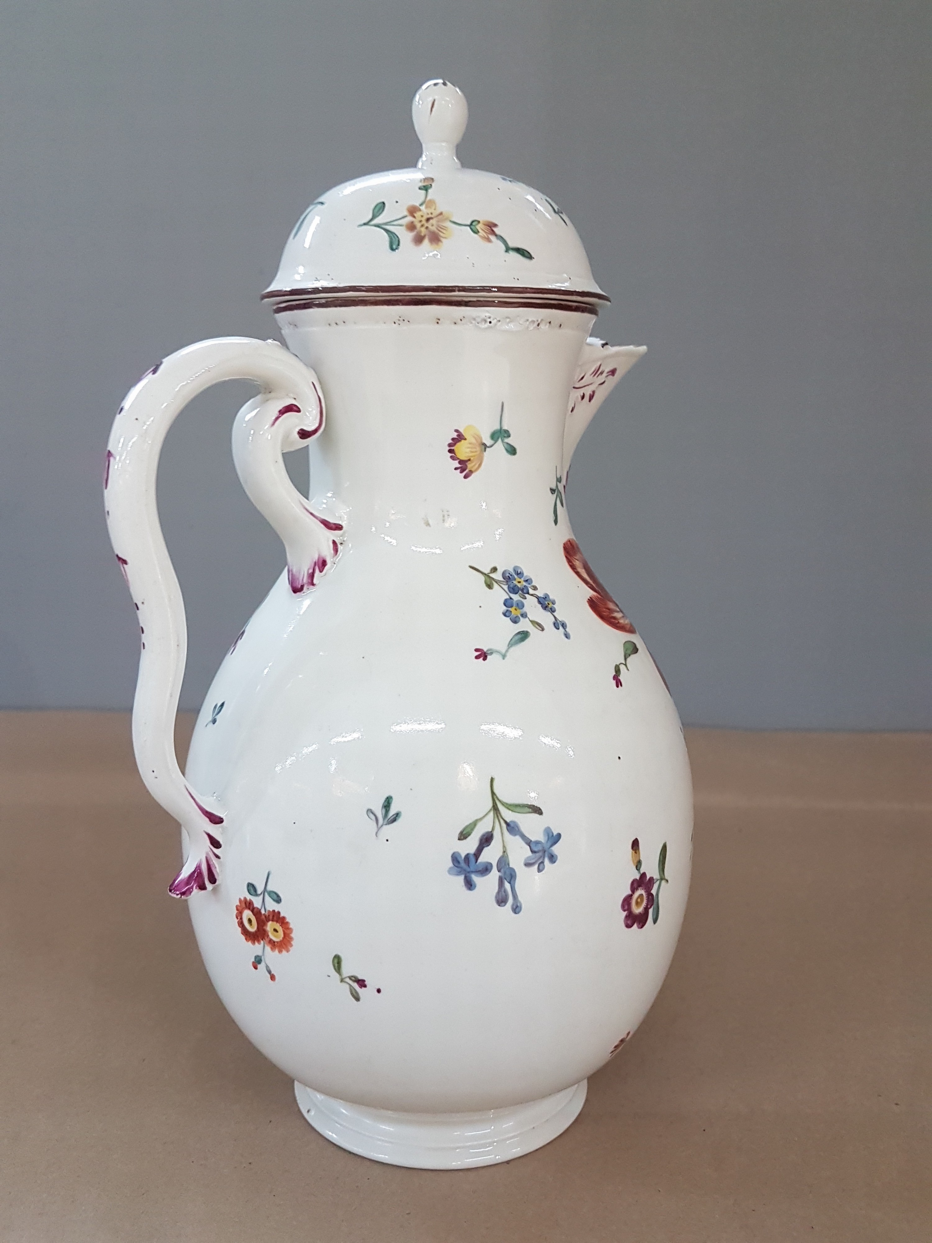 Detail c: Kleine Kaffeekanne, Frankenthal, um 1765, Porzellan, rotbrauner Rand, polychrom bemalt mit Blumen, restauriert, unterglasurblaue CT-Marke mit Kurhut, ...
