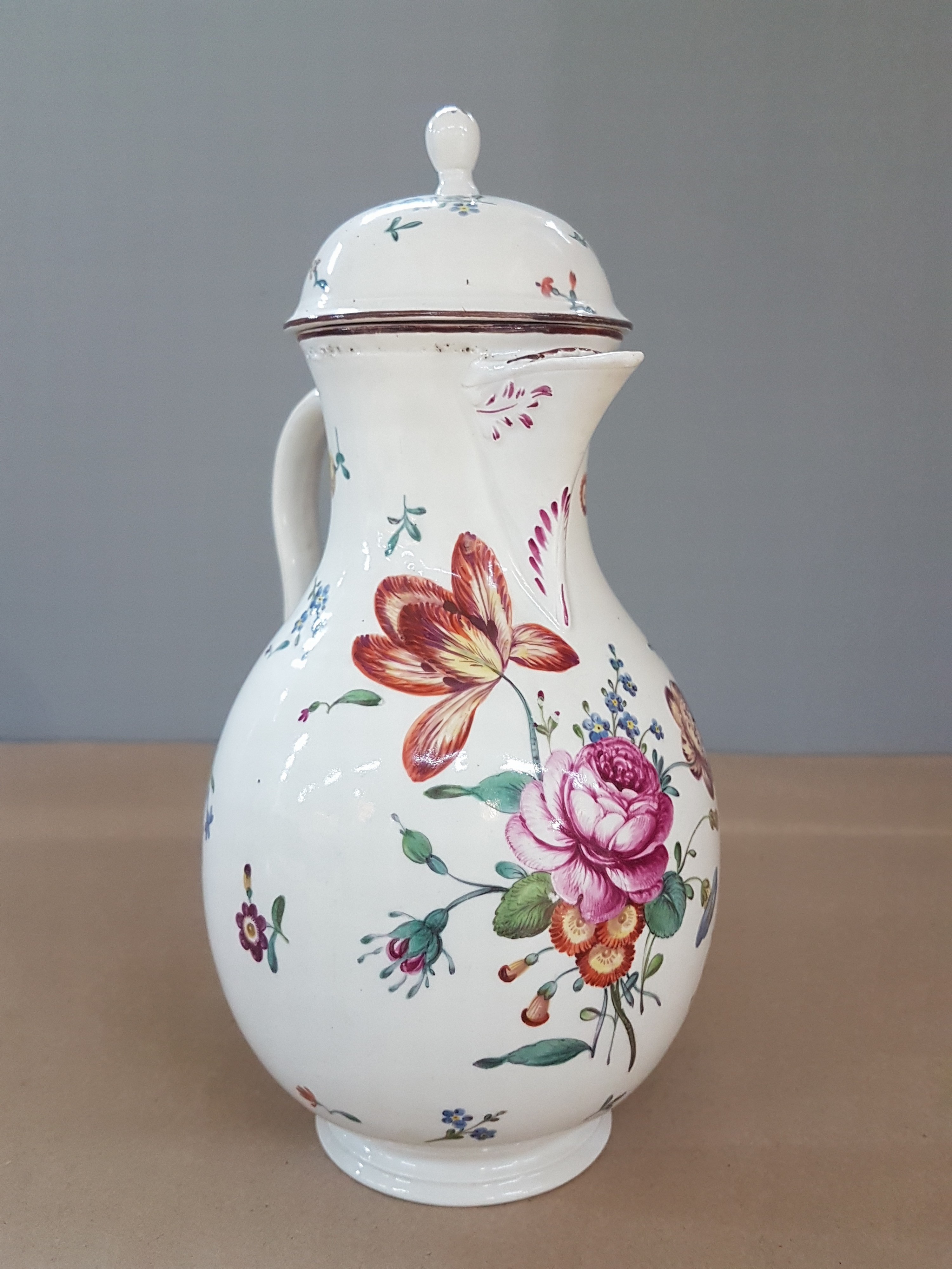 Detail d: Kleine Kaffeekanne, Frankenthal, um 1765, Porzellan, rotbrauner Rand, polychrom bemalt mit Blumen, restauriert, unterglasurblaue CT-Marke mit Kurhut, ...