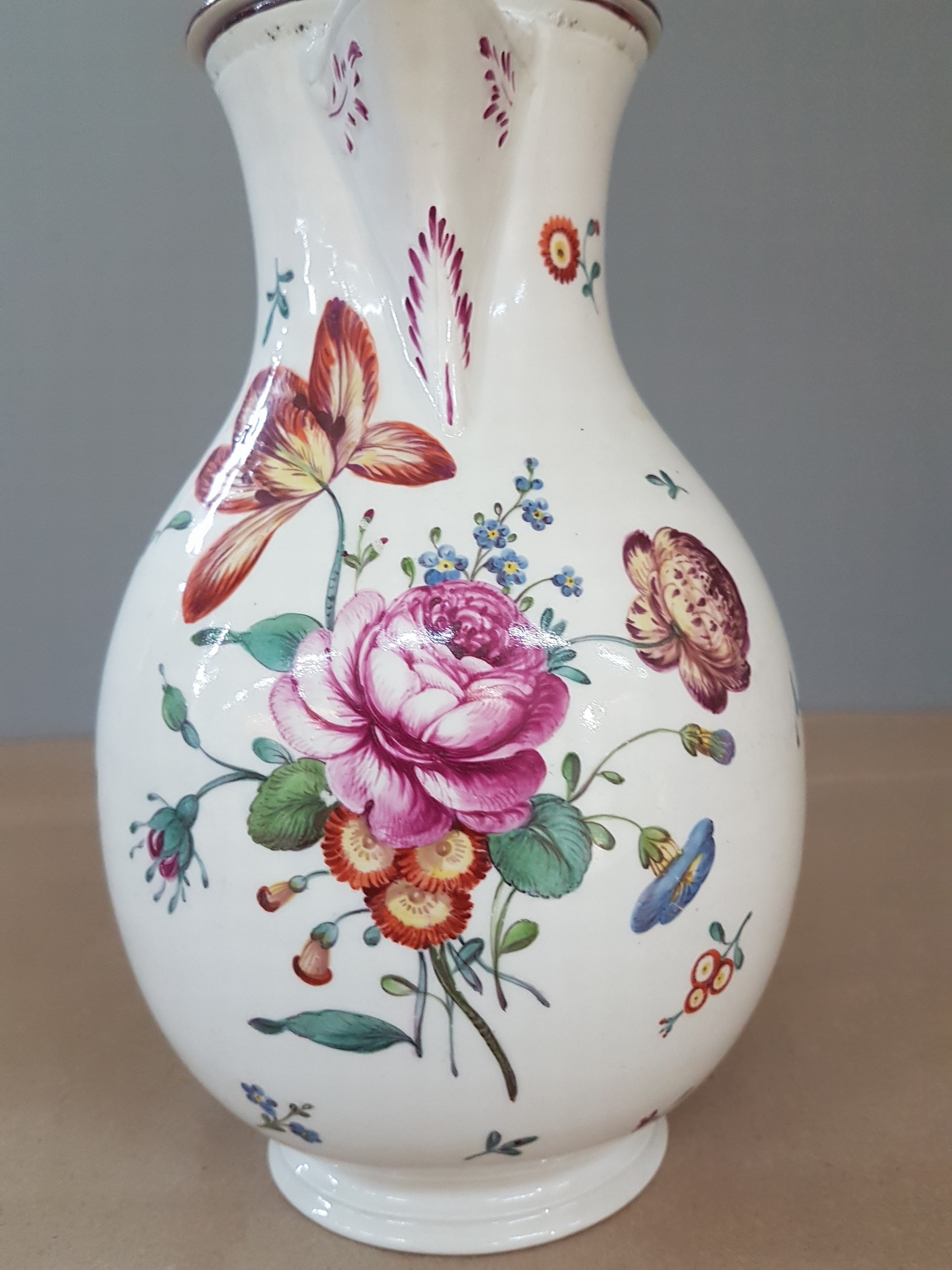 Detail e: Kleine Kaffeekanne, Frankenthal, um 1765, Porzellan, rotbrauner Rand, polychrom bemalt mit Blumen, restauriert, unterglasurblaue CT-Marke mit Kurhut, ...