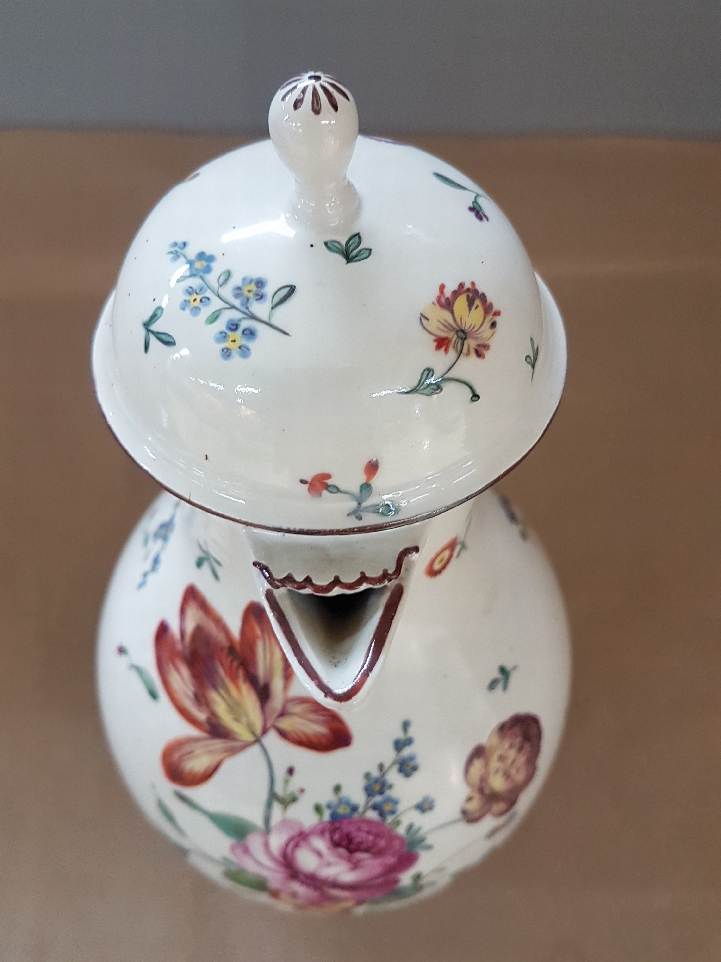 Detail f: Kleine Kaffeekanne, Frankenthal, um 1765, Porzellan, rotbrauner Rand, polychrom bemalt mit Blumen, restauriert, unterglasurblaue CT-Marke mit Kurhut, ...