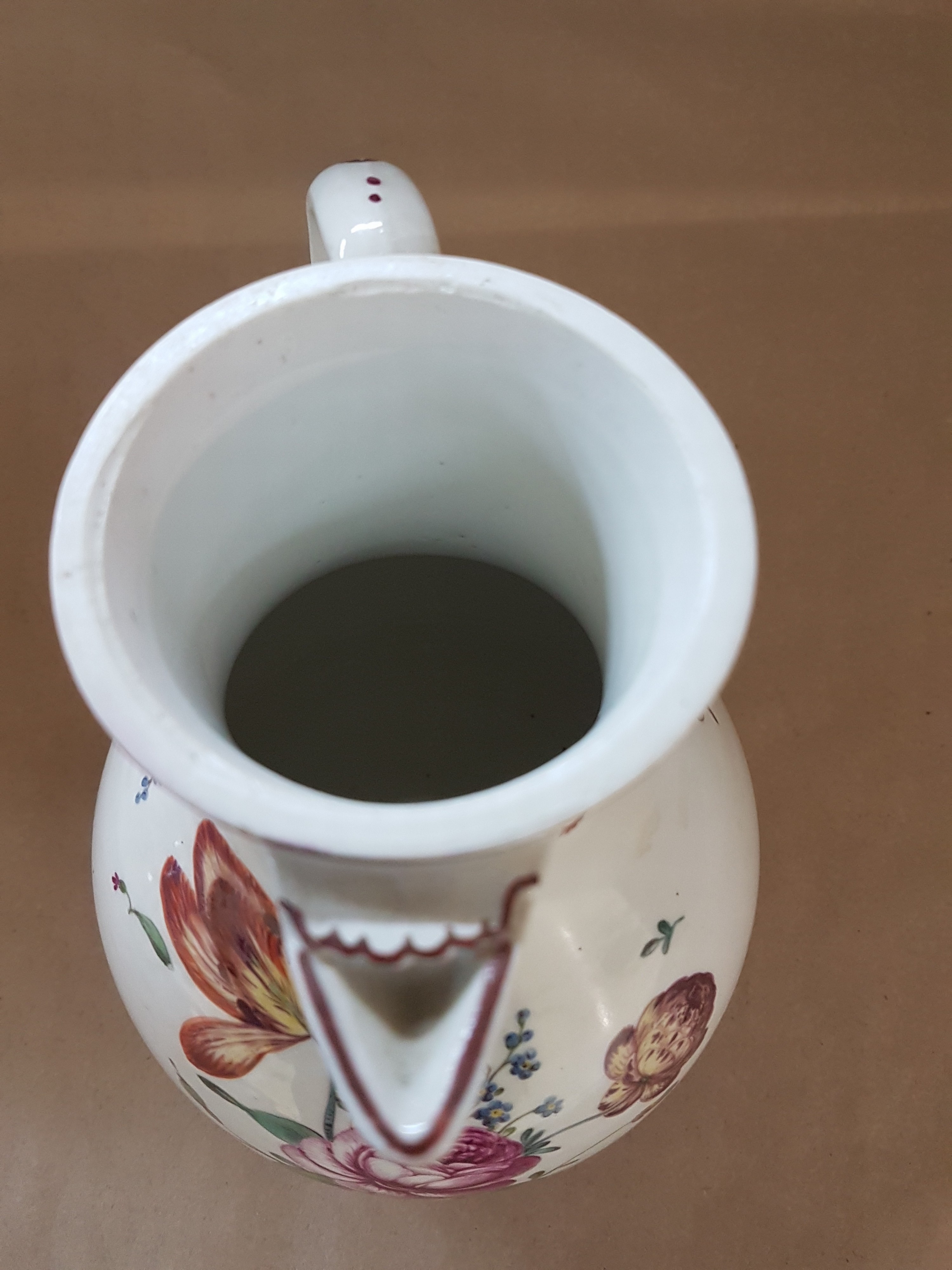 Detail g: Kleine Kaffeekanne, Frankenthal, um 1765, Porzellan, rotbrauner Rand, polychrom bemalt mit Blumen, restauriert, unterglasurblaue CT-Marke mit Kurhut, ...