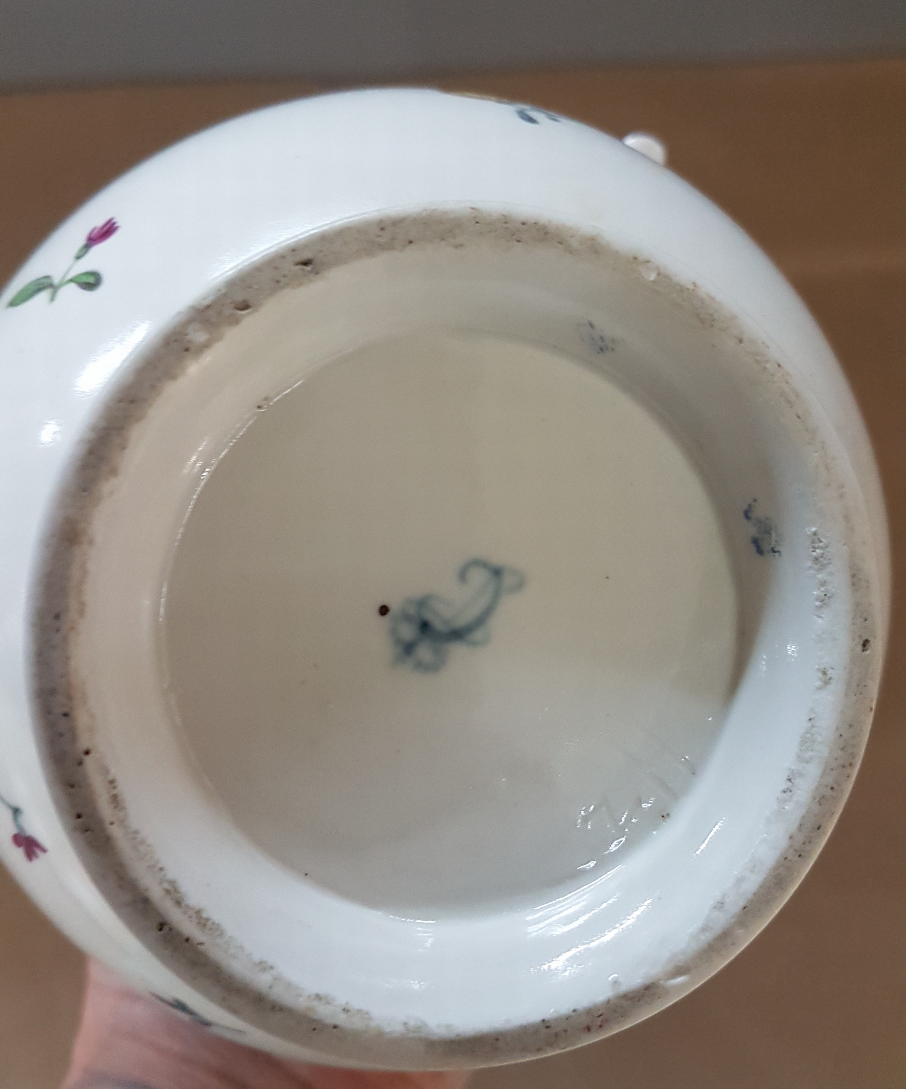 Detail i: Kleine Kaffeekanne, Frankenthal, um 1765, Porzellan, rotbrauner Rand, polychrom bemalt mit Blumen, restauriert, unterglasurblaue CT-Marke mit Kurhut, ...