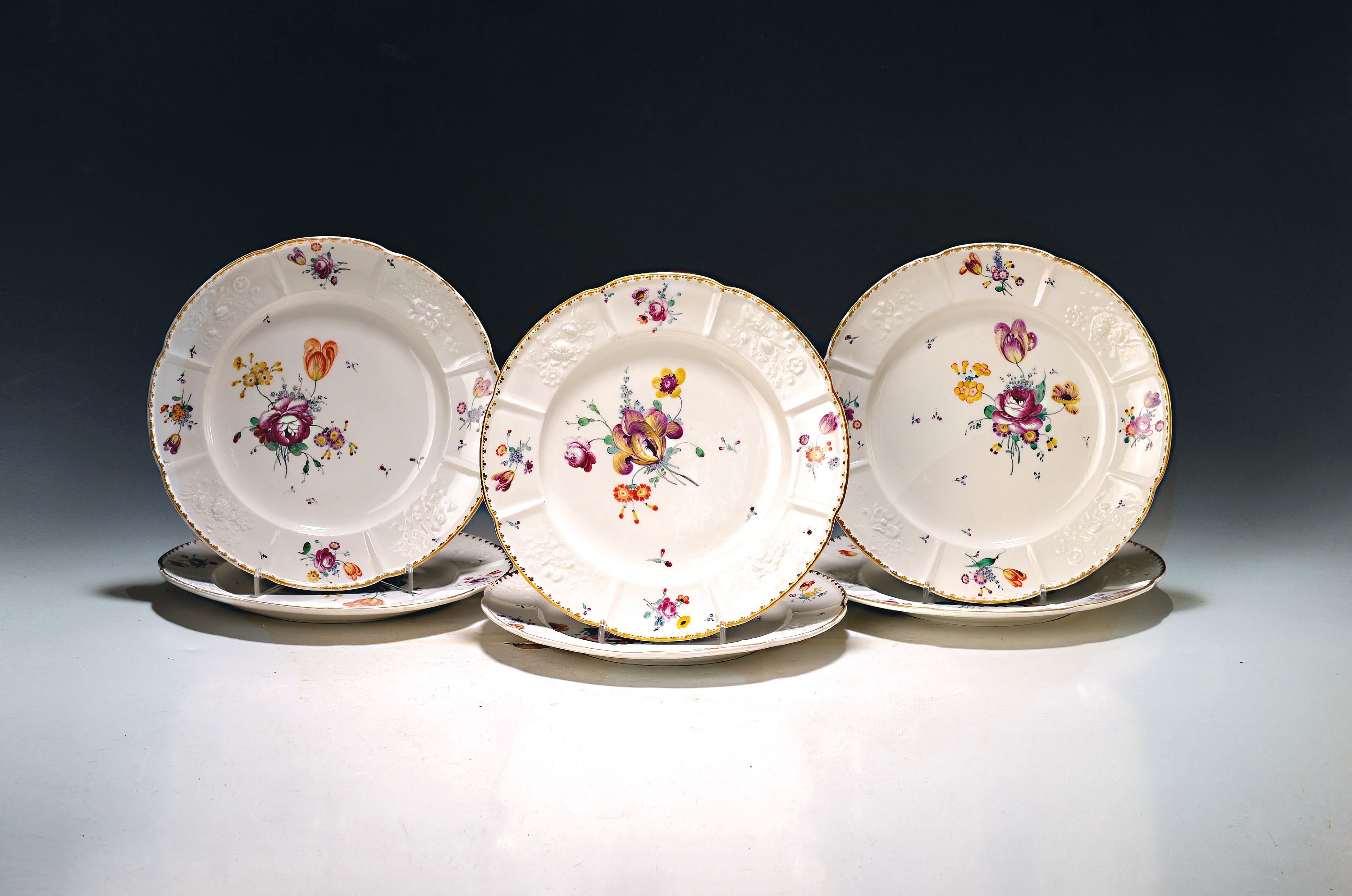 Image 27066742 - Set von 6 Tellern mit Blumenrelief, Frankenthal, um 1771, Porzellan, polychrom bemalt ...