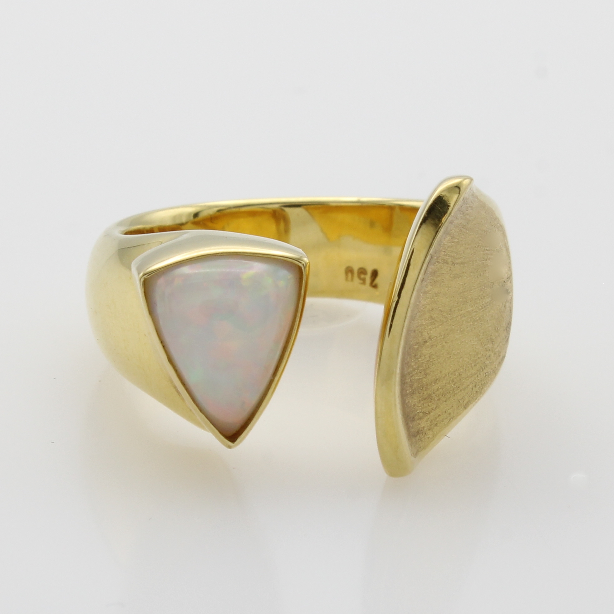 Image 27066751 - Ring mit Opal, GG 750/000, z.T. matt. u. offen gearb., dreieckiger Opal ca. 1.46 ct, RW ...