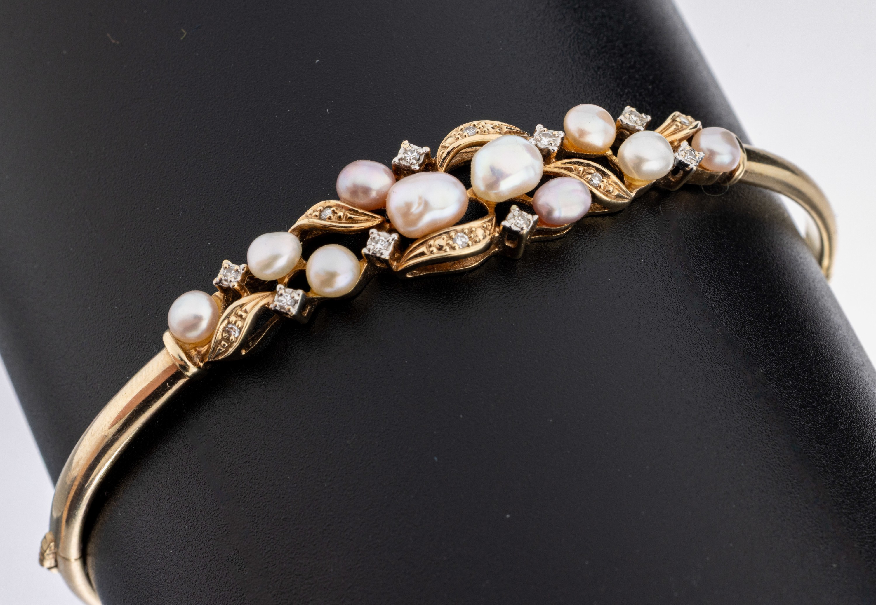 Image 27066767 - 14 kt Gold Perl-Diamant-Armreif, GG 585/000, 10 unrunde Zuchtperlen in versch. Größen ...