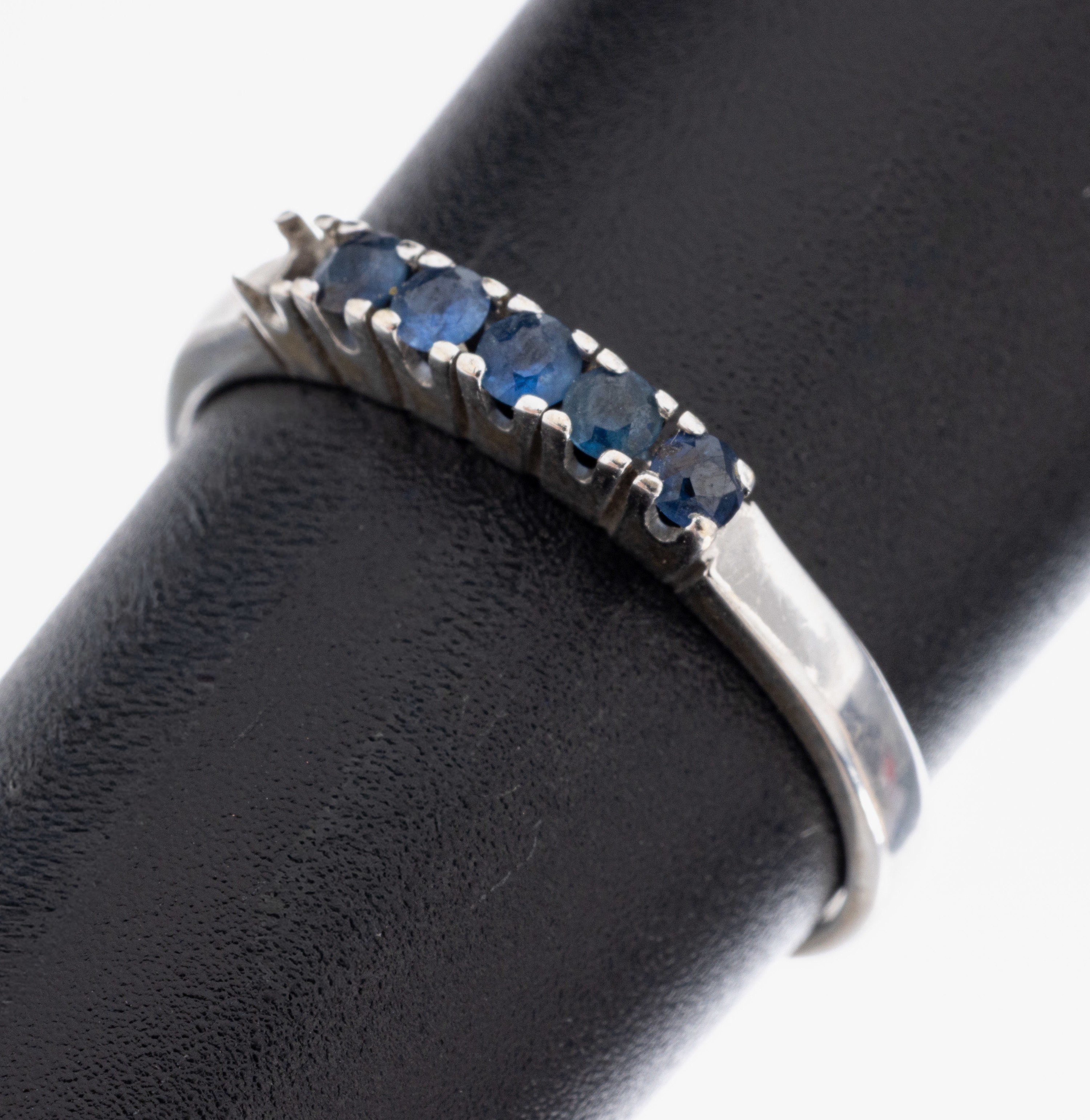 Image 27066772 - 14 kt Gold Saphir-Ring, WG 585/000, 5 rundfacett. Saphire zus. ca. 0.20 ct, 1 Stein ...