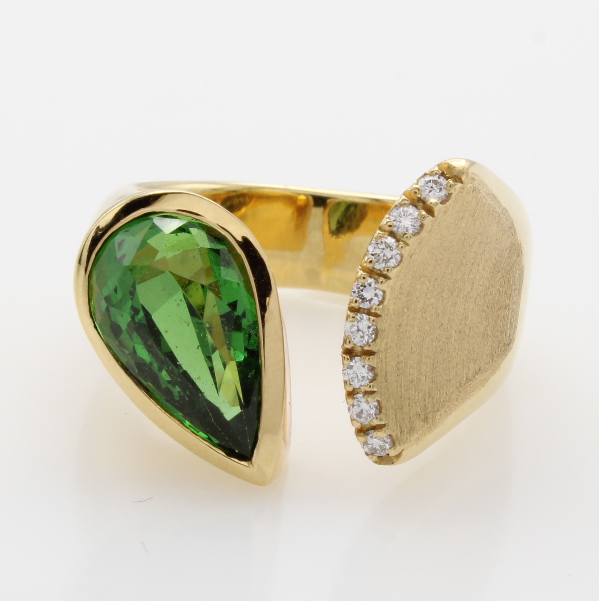 Image 27066773 - Ring mit Tsavorit und Brillanten, GG 750/000, z.T. matt. u. offen gearb., ...