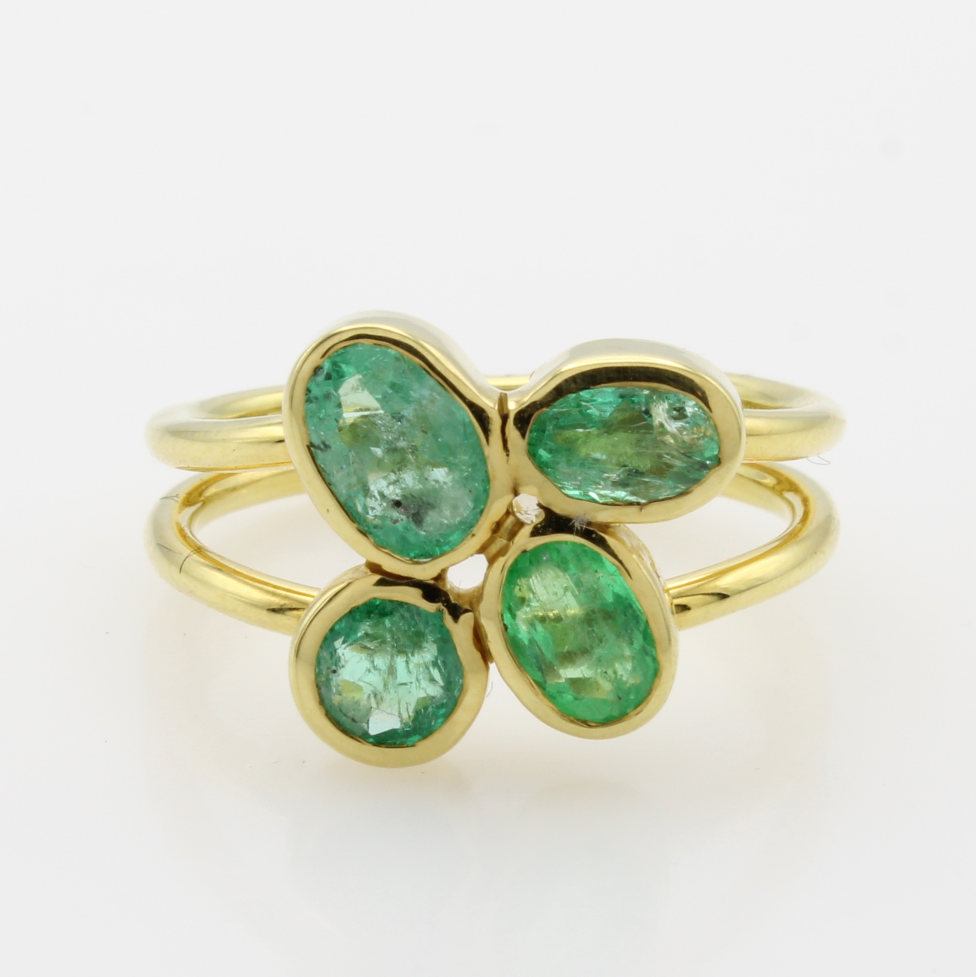 Image 27066787 - Ring mit Smaragden, GG 585/000, 4 Smaragde zus. ca. 2.1 ct, 2-rhg. Schiene, RW ca. 57 ...