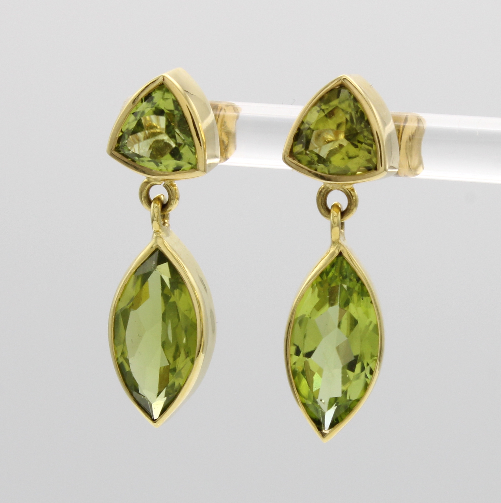 Image 27066789 - Paar Ohrstecker mit Peridots, GG 585/000, 2 dreieckige u. 2 navettef. Peridots zus. ca. ...