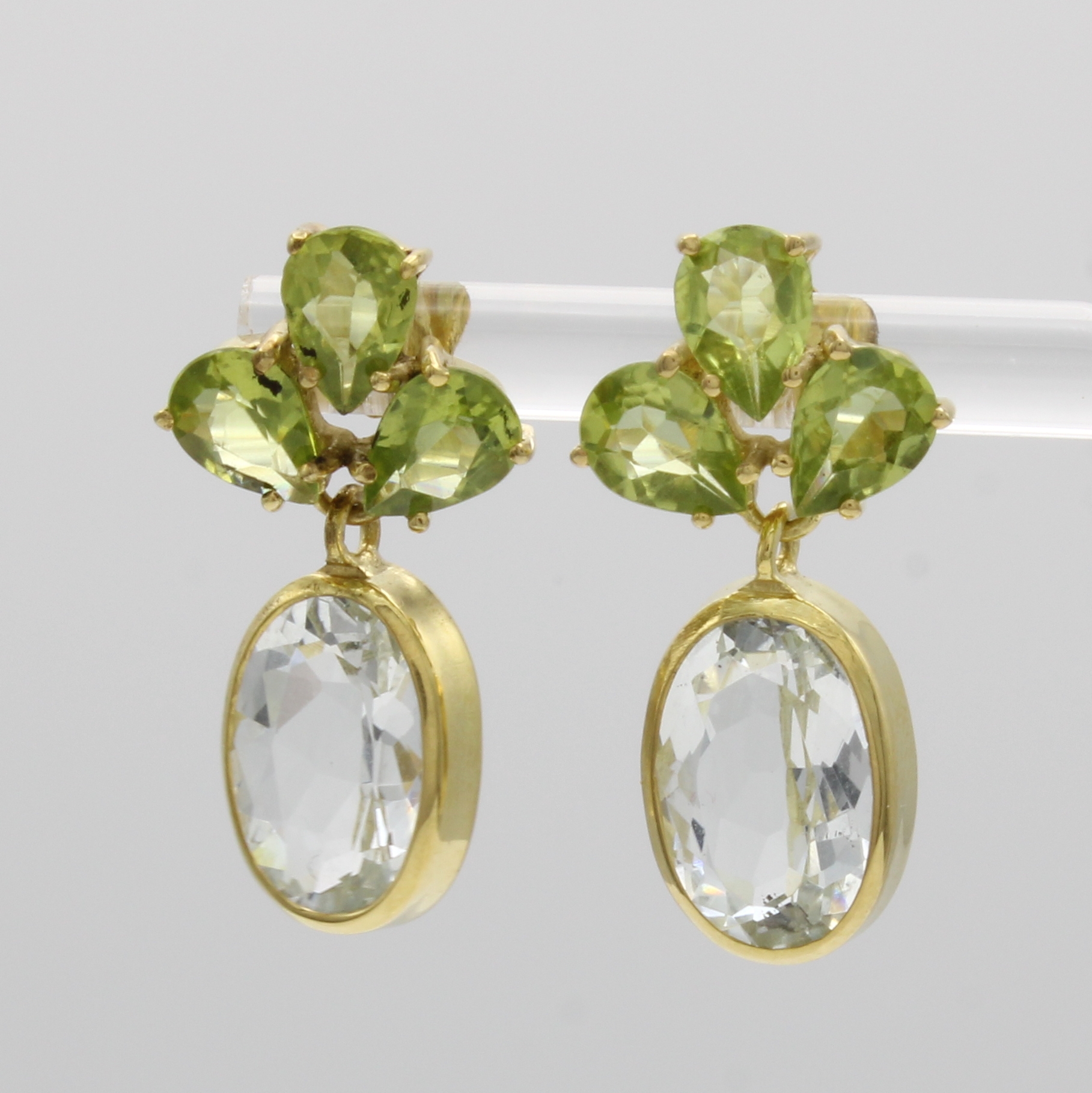 Image 27066790 - Paar Ohrstecker mit Farbsteinen, GG 585/000, 2 ovale Aquam. zus. ca. 6.8 ct, 6 Peridot- ...