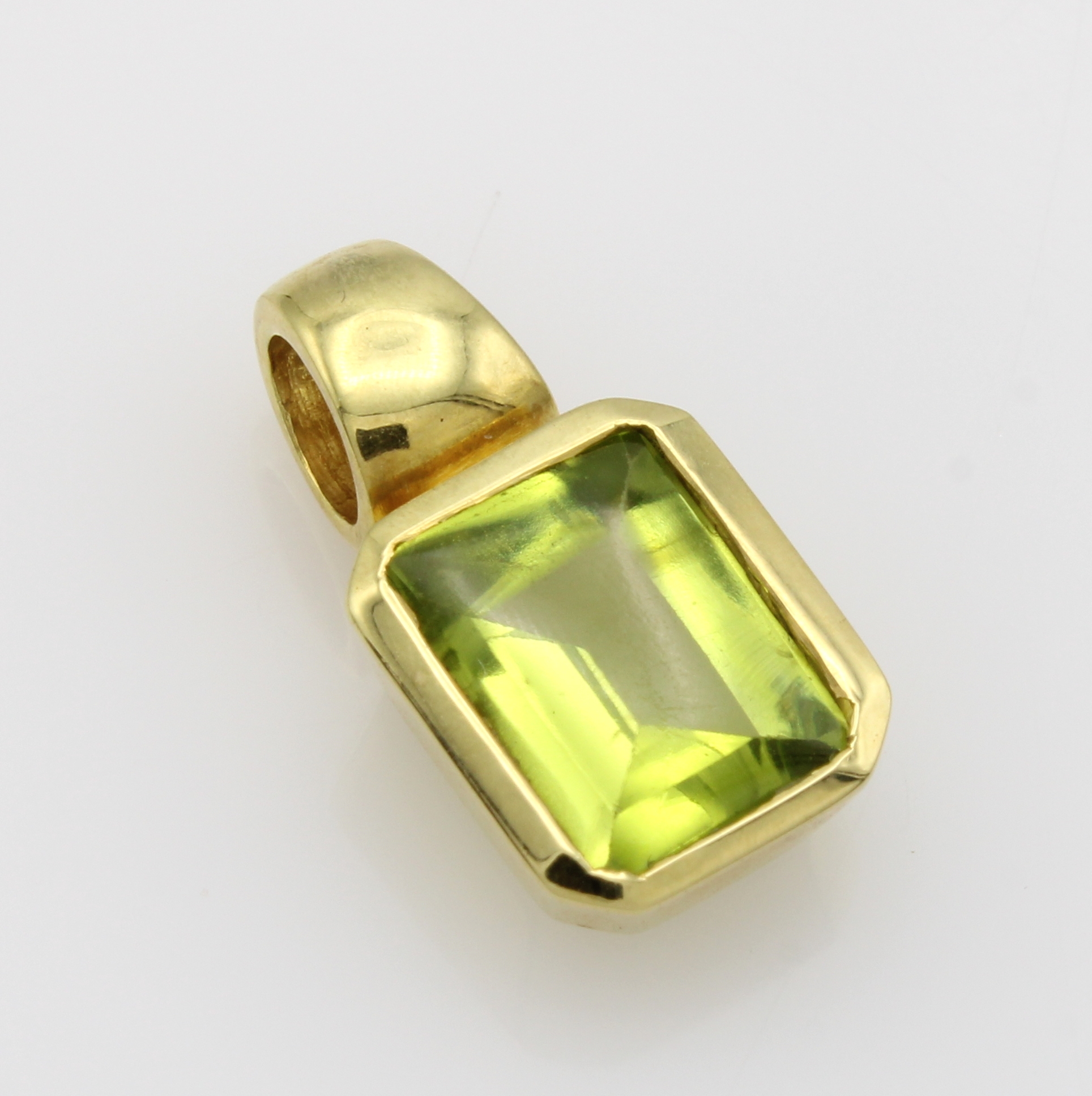 Image 27066795 - Anhänger mit Peridot, GG 585/000, achteckiger Peridot in glatter Fassung ca. 2.6 ct ...