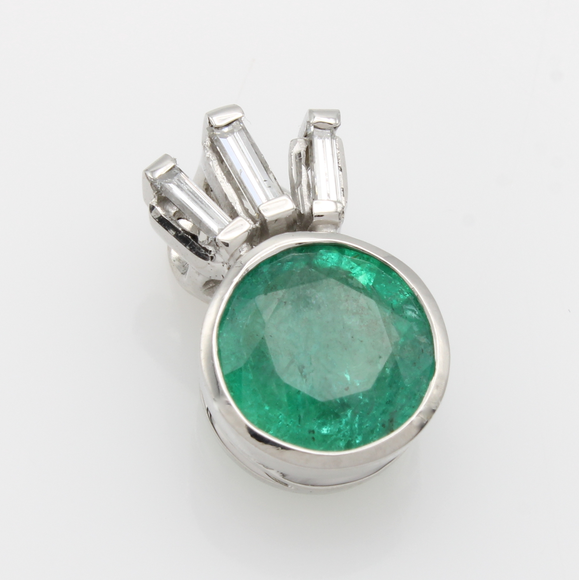 Image 27066797 - Anhänger mit Smaragd und Diamanten, WG 750/ 000, Smaragd ca. 2 ct, 3 Diamantbaguettes ...
