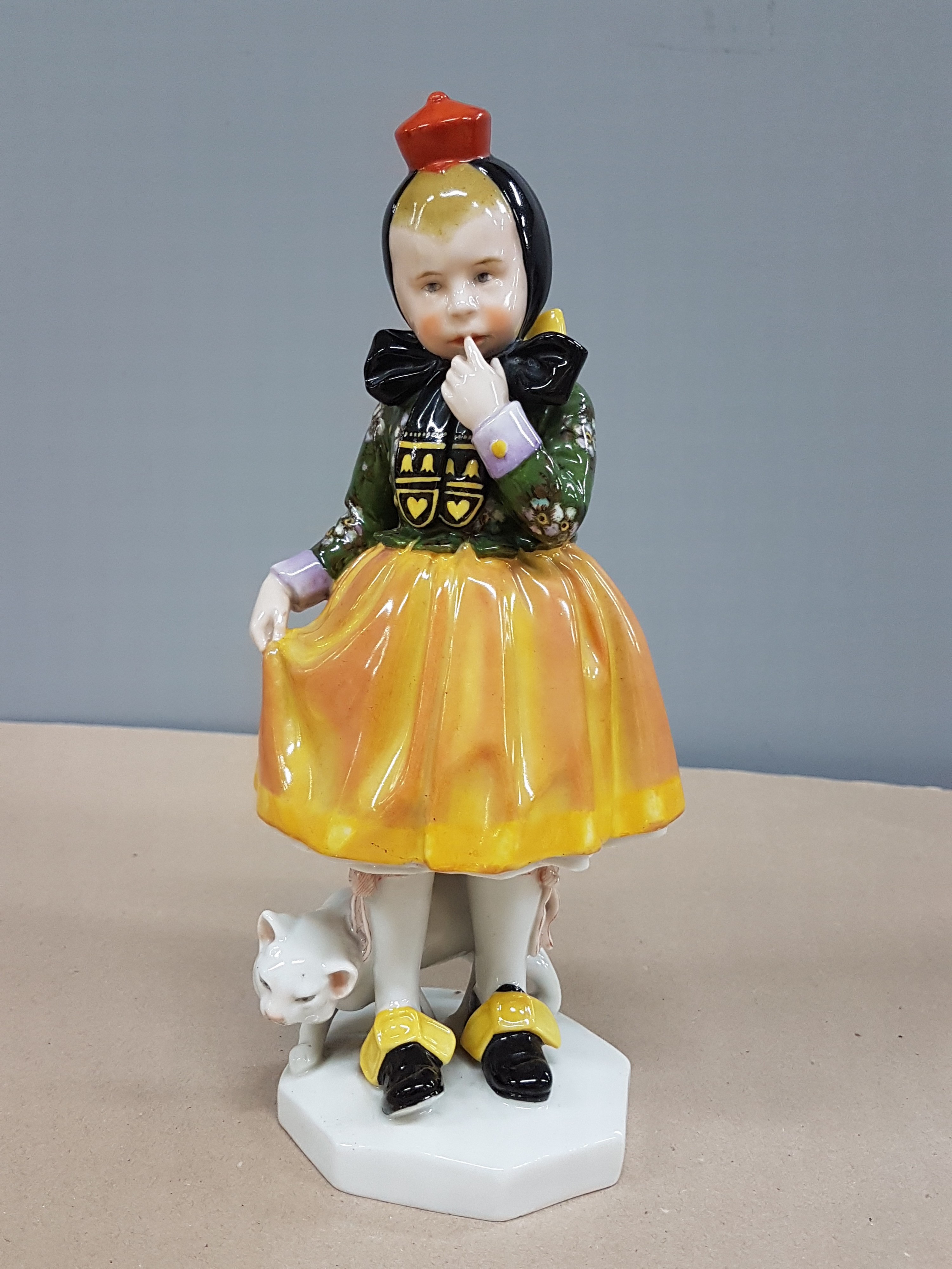 Detail a: Porzellanfigur, Schwarzburger Werkstätten, 1926-1937, Mädchen in Tracht, Modellnr. U 66, Mädchen in Tracht, bunt naturalistisch bemalt, H. ca. ...