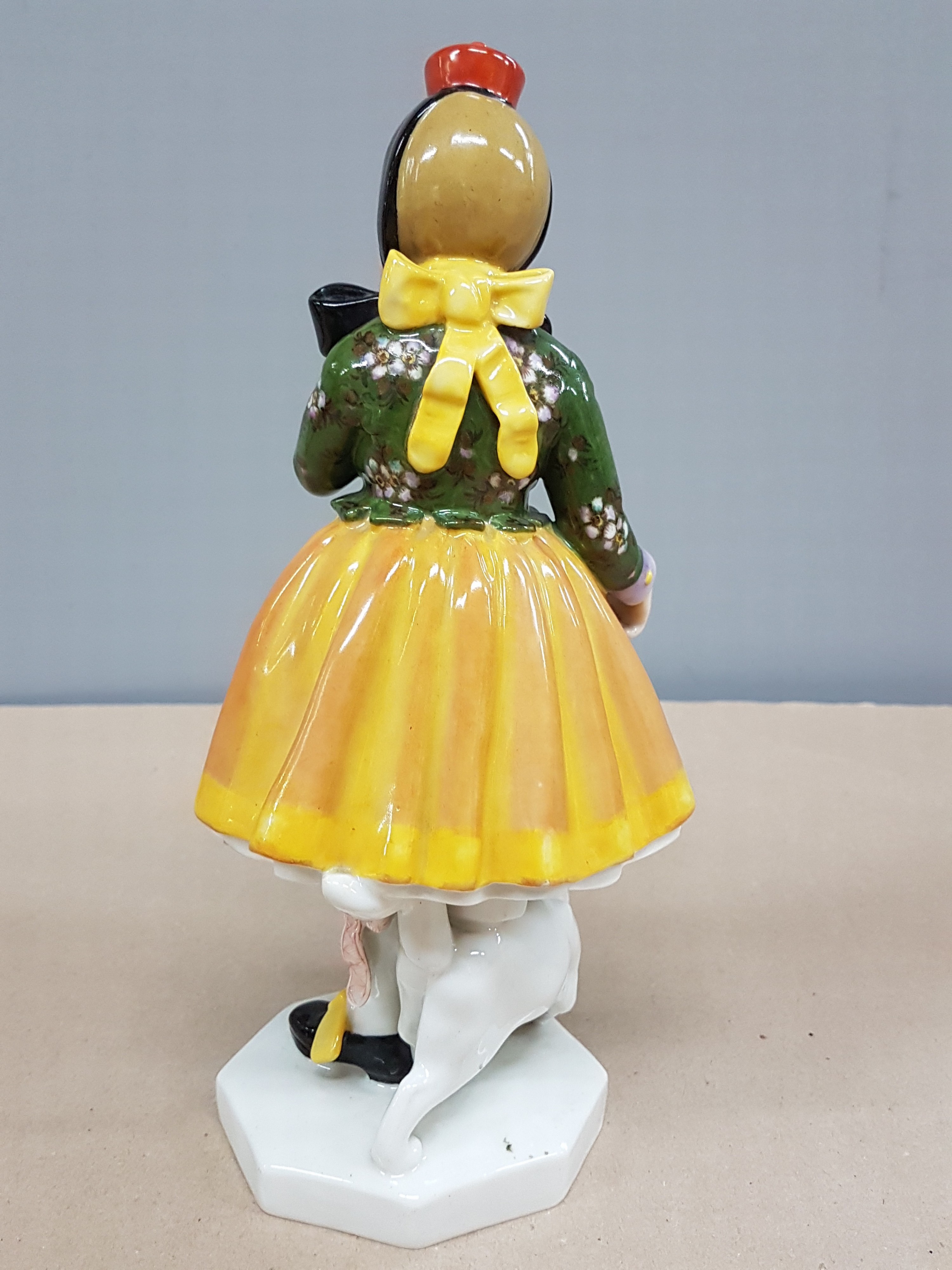 Detail d: Porzellanfigur, Schwarzburger Werkstätten, 1926-1937, Mädchen in Tracht, Modellnr. U 66, Mädchen in Tracht, bunt naturalistisch bemalt, H. ca. ...