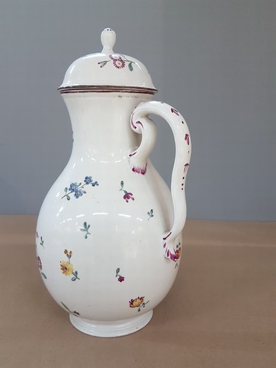 27066741b - Kleine Kaffeekanne, Frankenthal, um 1765, Porzellan, rotbrauner Rand, polychrom bemalt ...