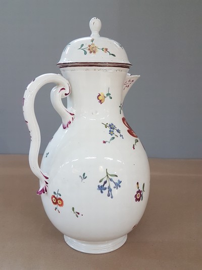27066741c - Kleine Kaffeekanne, Frankenthal, um 1765, Porzellan, rotbrauner Rand, polychrom bemalt ...
