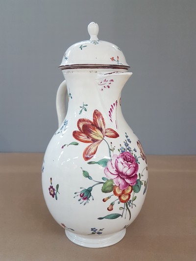 27066741d - Kleine Kaffeekanne, Frankenthal, um 1765, Porzellan, rotbrauner Rand, polychrom bemalt ...