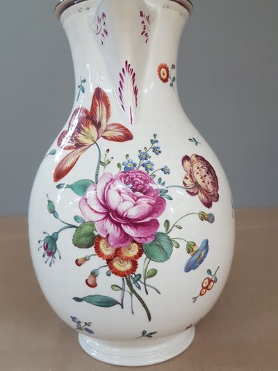 27066741e - Kleine Kaffeekanne, Frankenthal, um 1765, Porzellan, rotbrauner Rand, polychrom bemalt ...