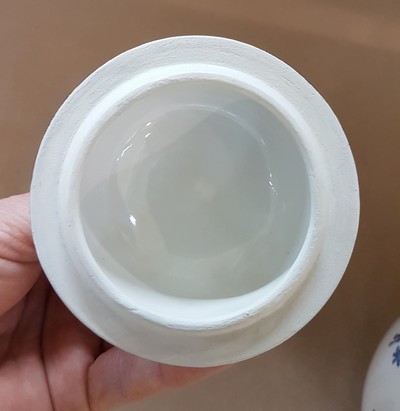 27066741h - Kleine Kaffeekanne, Frankenthal, um 1765, Porzellan, rotbrauner Rand, polychrom bemalt ...