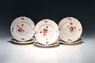 Image Set von 6 Tellern mit Blumenrelief, Frankenthal, um 1771, Porzellan, polychrom bemalt ...