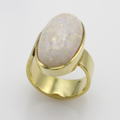 27066749a - Ring mit Opal, GG 585/000, Schiene z.T. matt. u. asymmetrisch anges., ovaler Opal m. ...