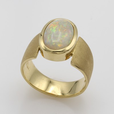27066750a - Ring mit Opal, GG 750/000, Schiene z.T. matt., ovaler Opal ca. 2.11 ct, RW ca. 58 ...