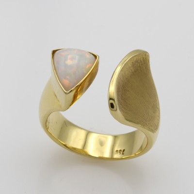 27066751a - Ring mit Opal, GG 750/000, z.T. matt. u. offen gearb., dreieckiger Opal ca. 1.46 ct, RW ...