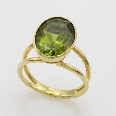 27066764a - Ring mit Peridot, GG 585/000, ovaler Peridot ca. 7.7 ct, 2-rhg. Schiene, RW ca. 57 ...