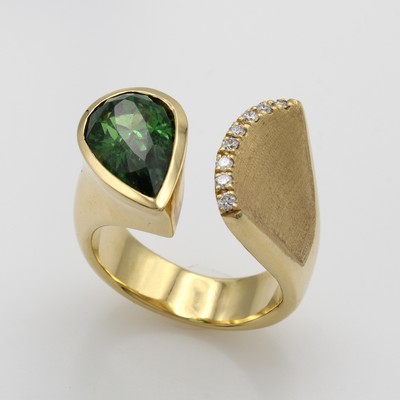 27066773a - Ring mit Tsavorit und Brillanten, GG 750/000, z.T. matt. u. offen gearb., ...