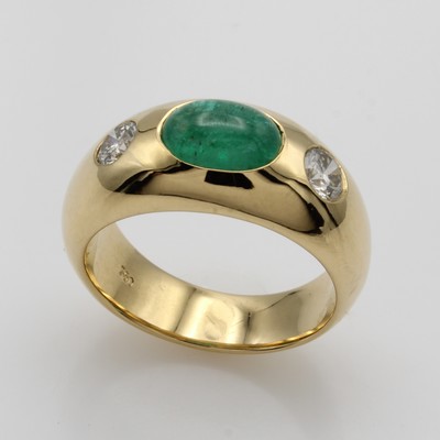 27066776a - Bandring mit Smaragd und Brillanten, GG 750/000, ovaler Smaragdcabochon ca. 1.81 ct, 2 ...