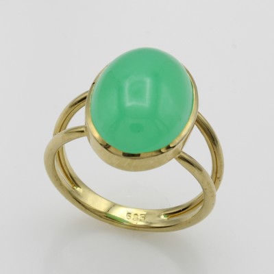 27066784a - Ring mit Chrysopras, GG 585/000, ovaler Chrysopras ca. 7.5 ct, 2-rhg. Schiene, RW ca. 58 ...