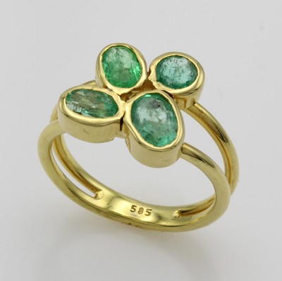 27066787a - Ring mit Smaragden, GG 585/000, 4 Smaragde zus. ca. 2.1 ct, 2-rhg. Schiene, RW ca. 57 ...