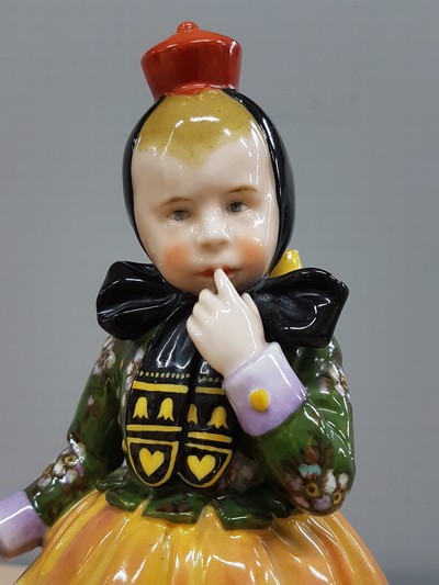 27066799b - Porzellanfigur, Schwarzburger Werkstätten, 1926-1937, Mädchen in Tracht, Modellnr. U ...
