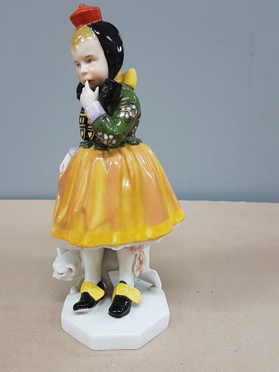 27066799e - Porzellanfigur, Schwarzburger Werkstätten, 1926-1937, Mädchen in Tracht, Modellnr. U ...