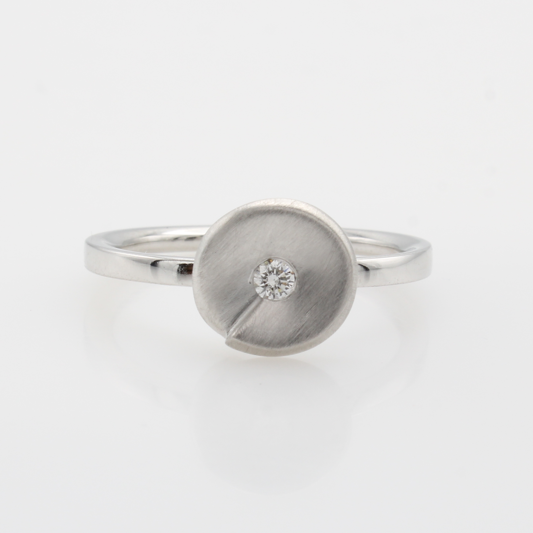 Image 27066801 - Ring mit Brillant, WG 585/000, runder, matt.Ringkopf, Brill. mittig gef. ca 0.05 ct ...