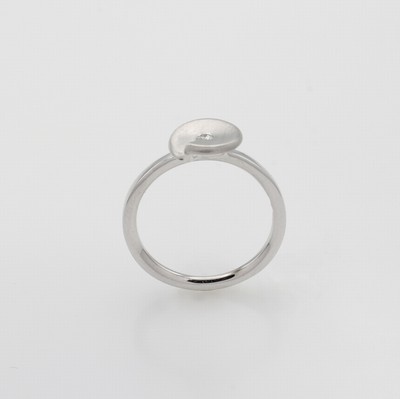 27066801a - Ring mit Brillant, WG 585/000, runder, matt.Ringkopf, Brill. mittig gef. ca 0.05 ct ...